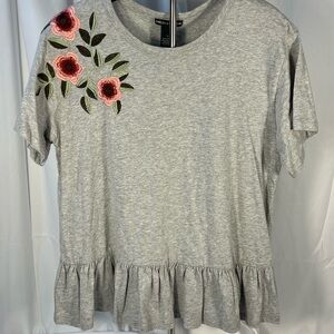 Chelsea & Theodore Gray Short-Sleeve Peplum Tee w/Pink Floral Embroidery. NWT